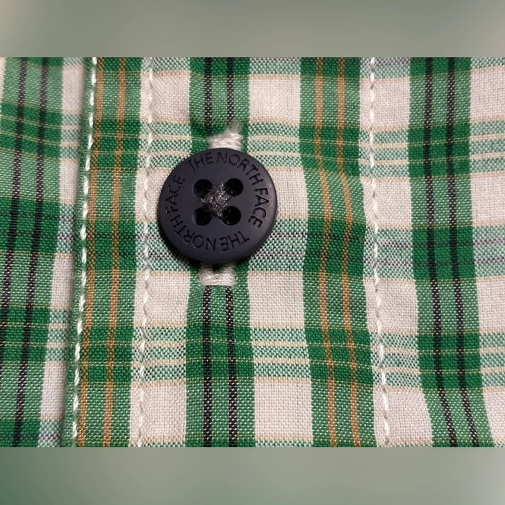 The North Face men’s  Vented Plaid Button Down Shirt size med